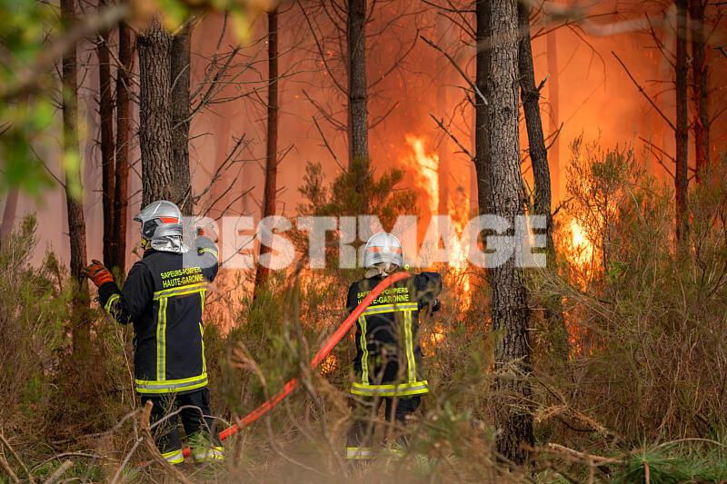 Illustrations des incendies qui ravagent la Gironde en France